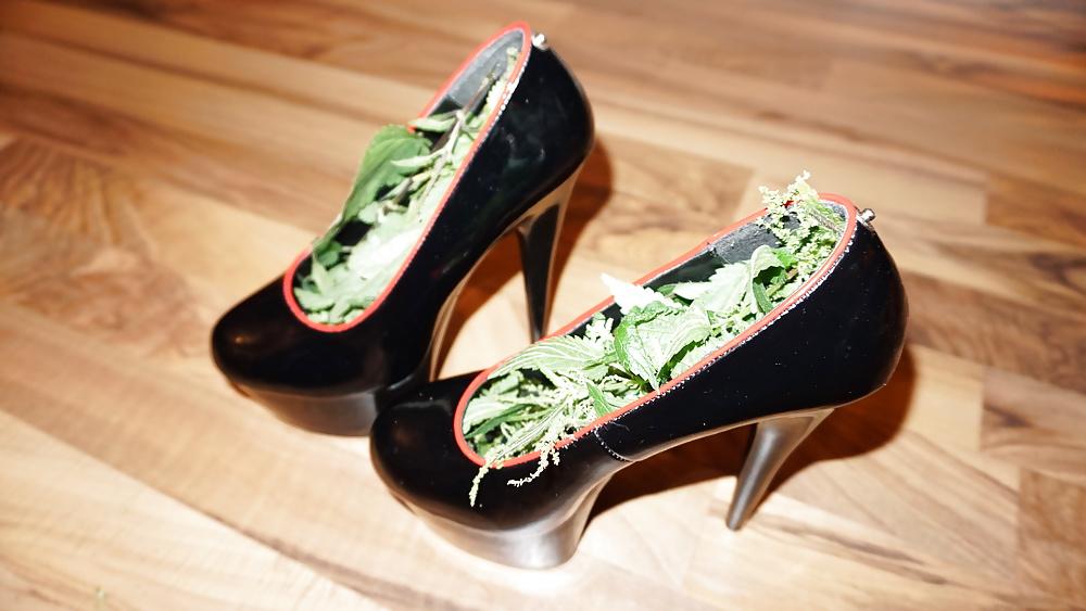24P Foot torture with nettles (Brennnesseln High Heels)