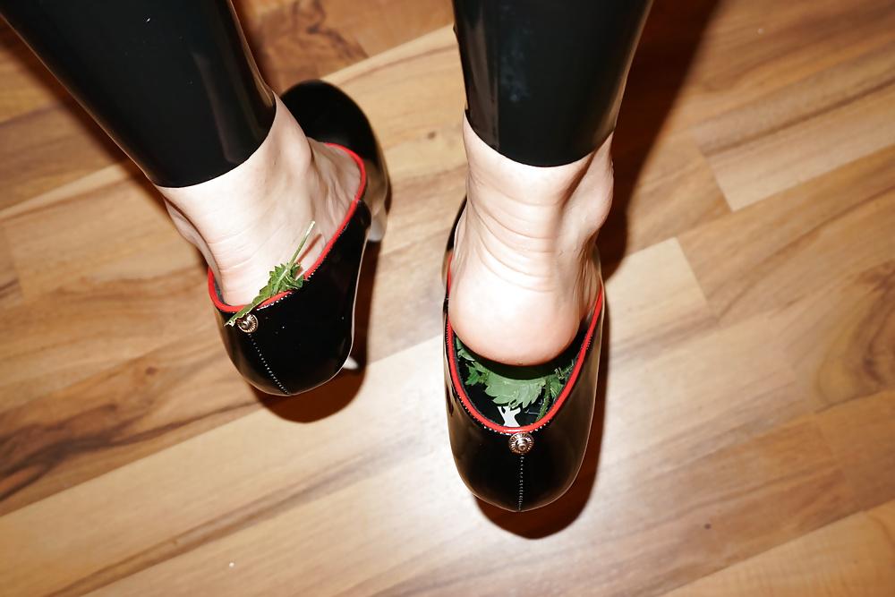 24P Foot torture with nettles (Brennnesseln High Heels)