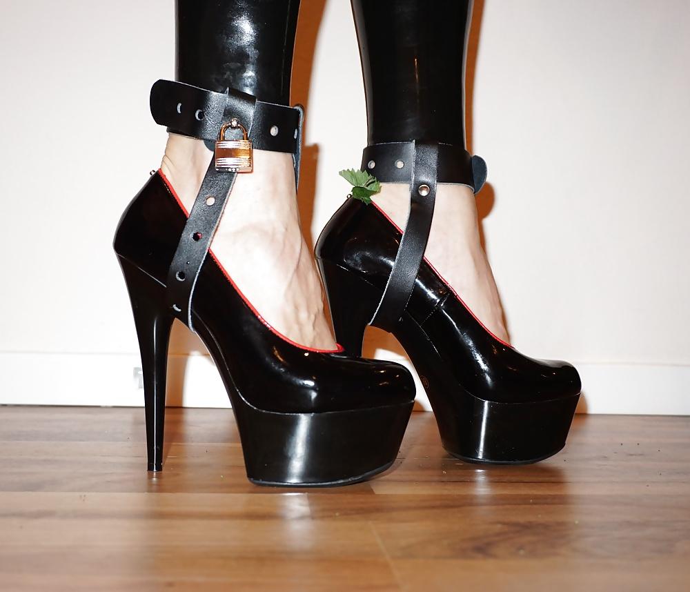 24P Foot torture with nettles (Brennnesseln High Heels)