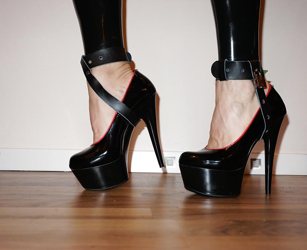 24P Foot torture with nettles (Brennnesseln High Heels)
