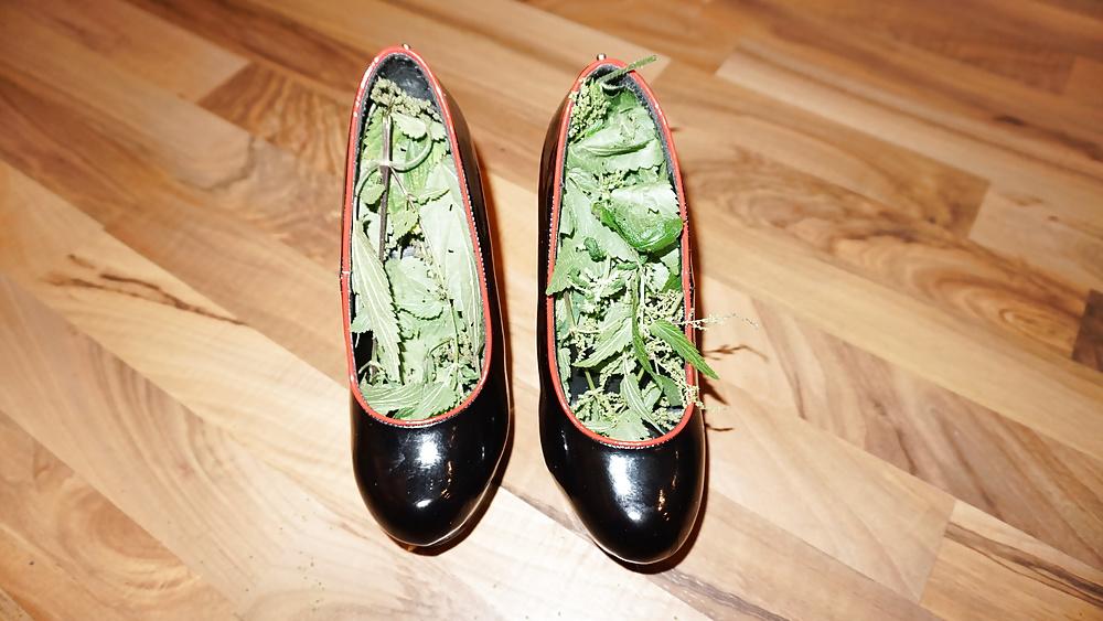 24P Foot torture with nettles (Brennnesseln High Heels)