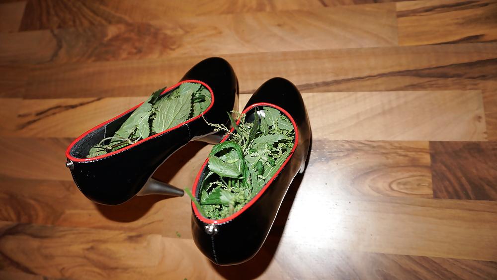 24P Foot torture with nettles (Brennnesseln High Heels)