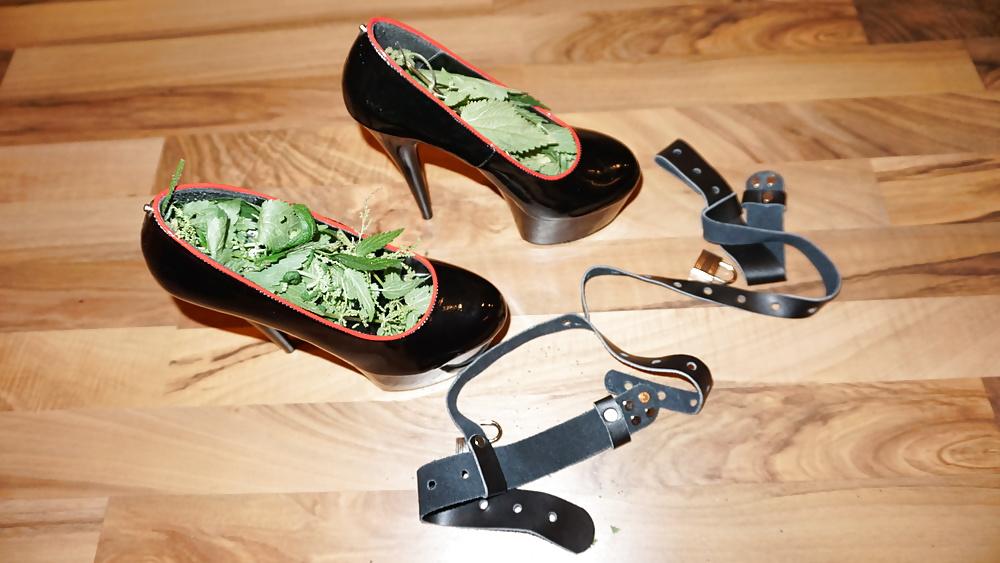 24P Foot torture with nettles (Brennnesseln High Heels)