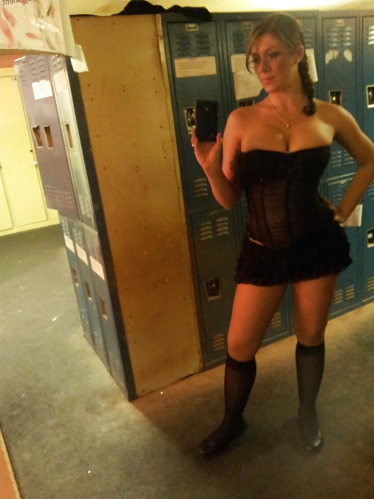 11P Brunette MILF Self Pics