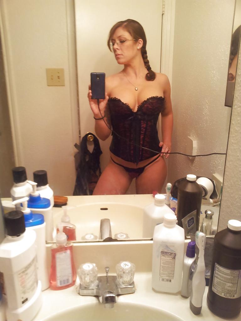 11P Brunette MILF Self Pics