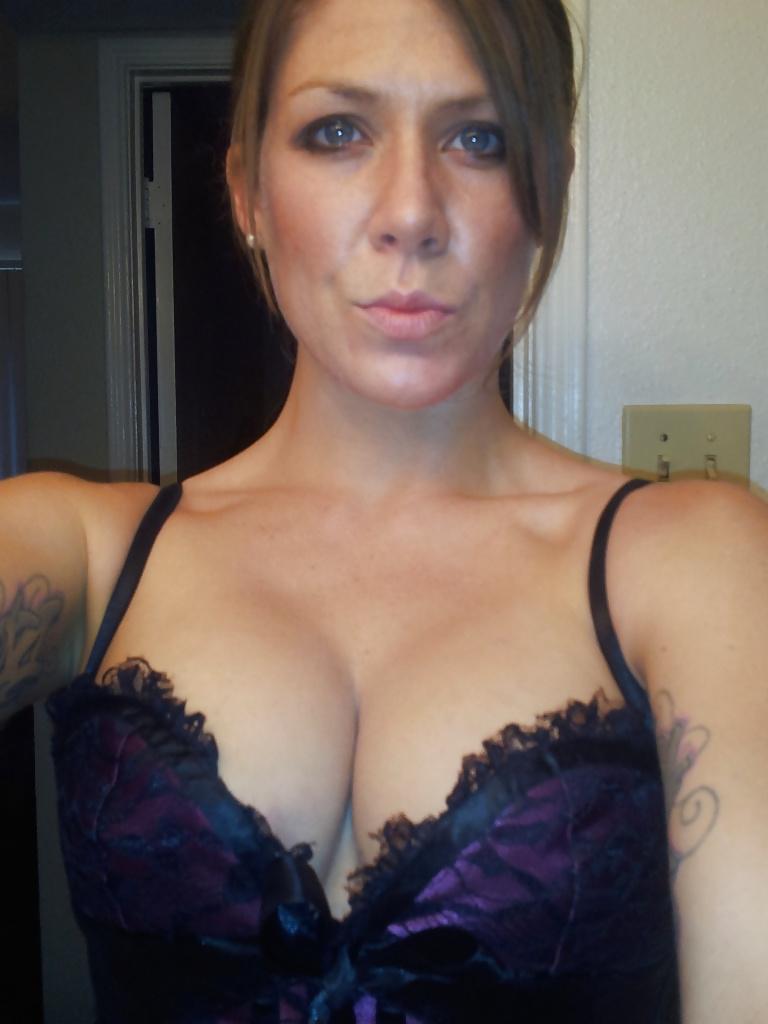 11P Brunette MILF Self Pics