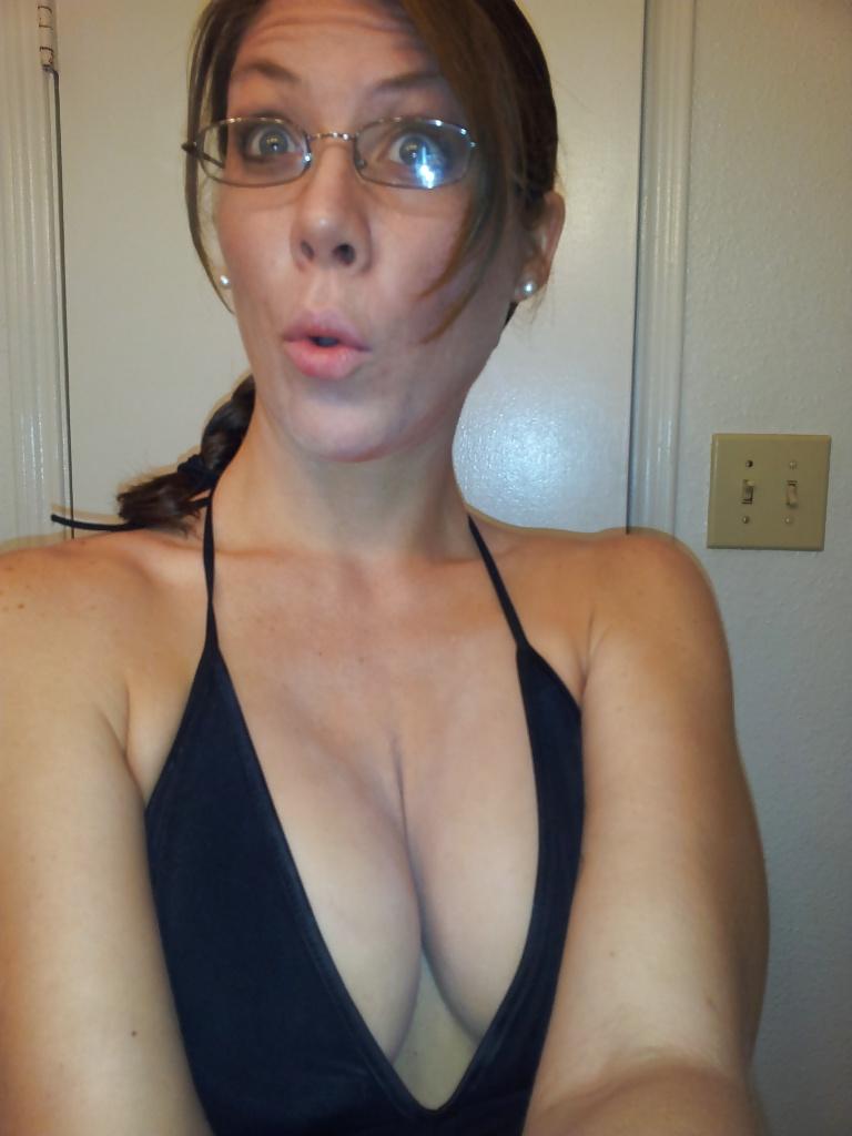 11P Brunette MILF Self Pics