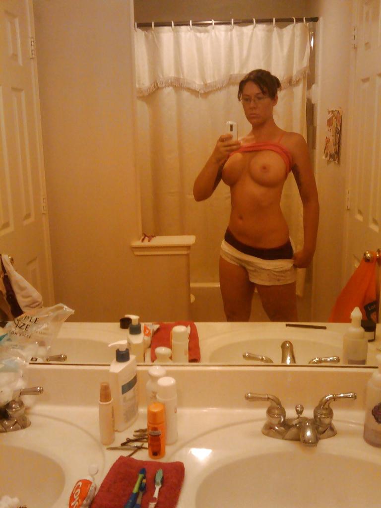11P Brunette MILF Self Pics