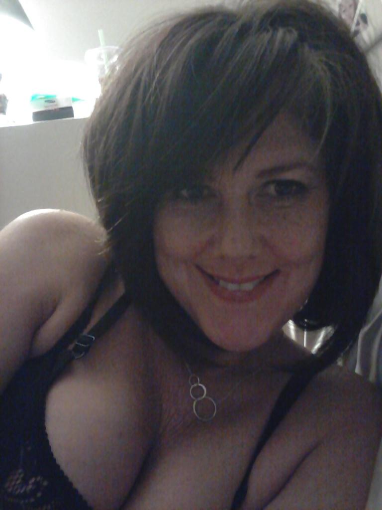 7P Mature Brunette Self Pics