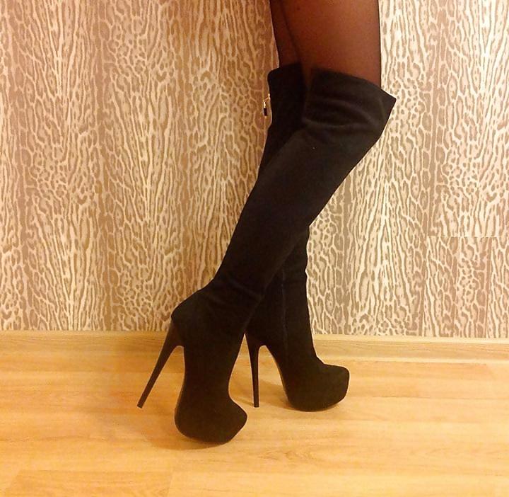 25P Nylon Legs and High Heels