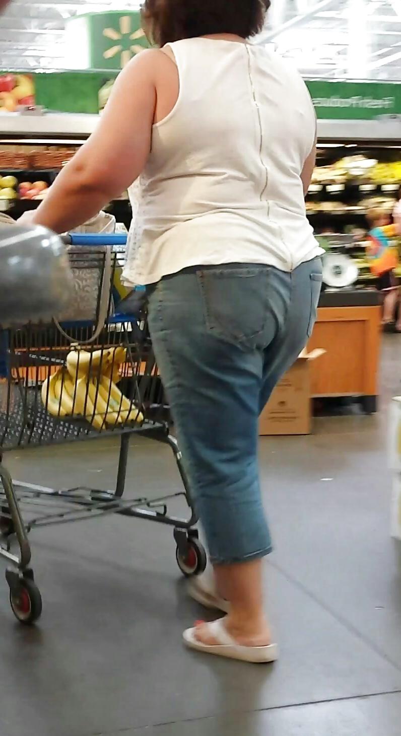 23P Public shopping candid teen and mature leg, ass and tits