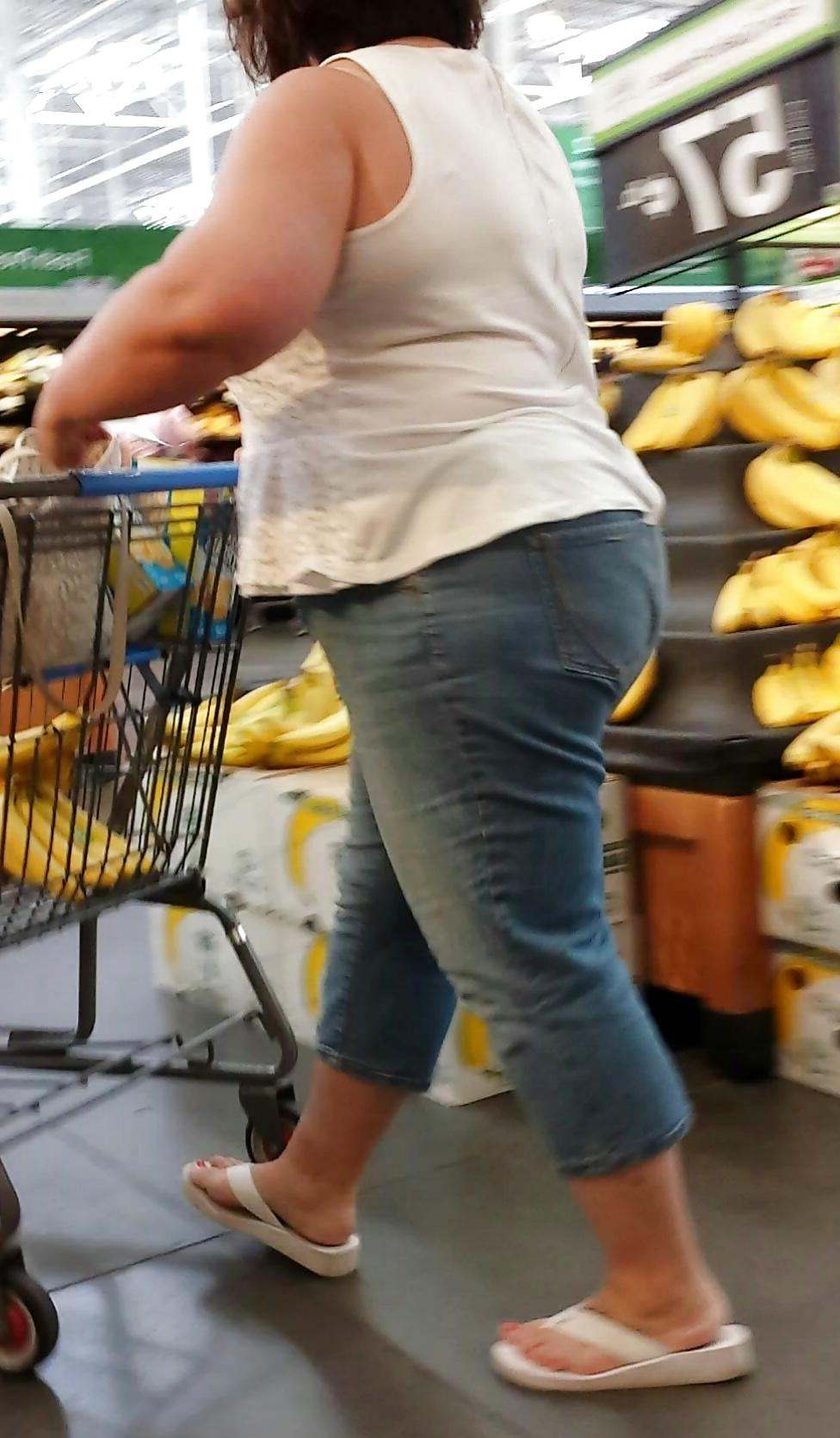 23P Public shopping candid teen and mature leg, ass and tits