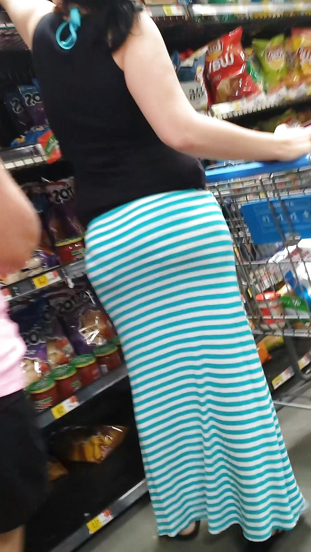 23P Public shopping candid teen and mature leg, ass and tits