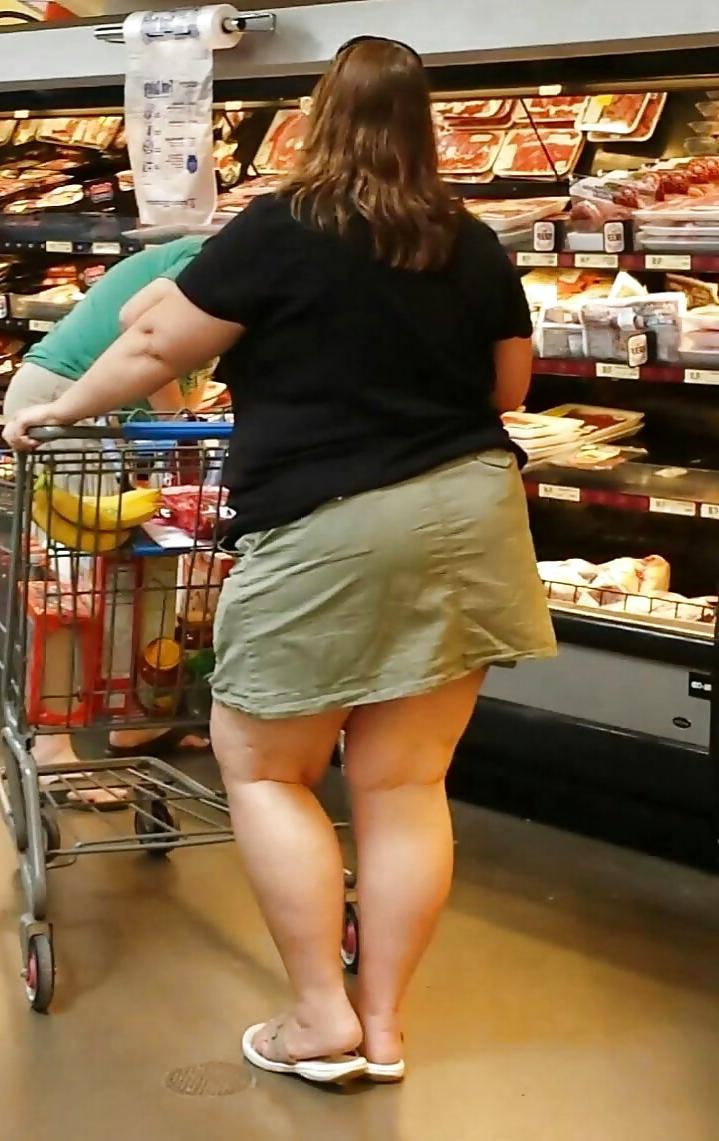 23P Public shopping candid teen and mature leg, ass and tits
