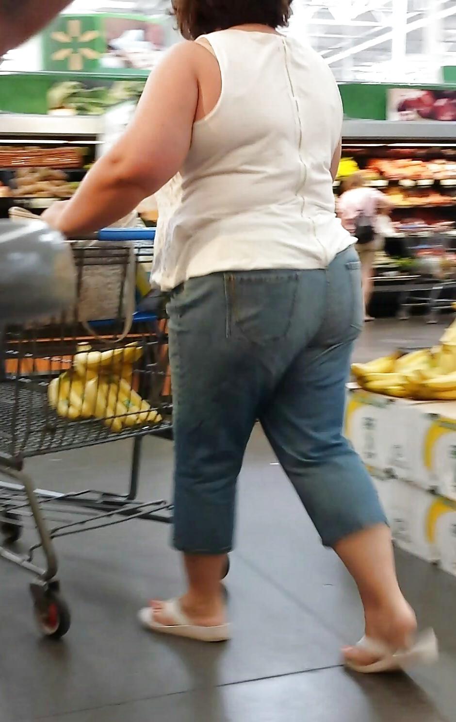 23P Public shopping candid teen and mature leg, ass and tits