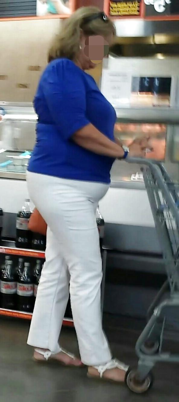 23P Public shopping candid teen and mature leg, ass and tits