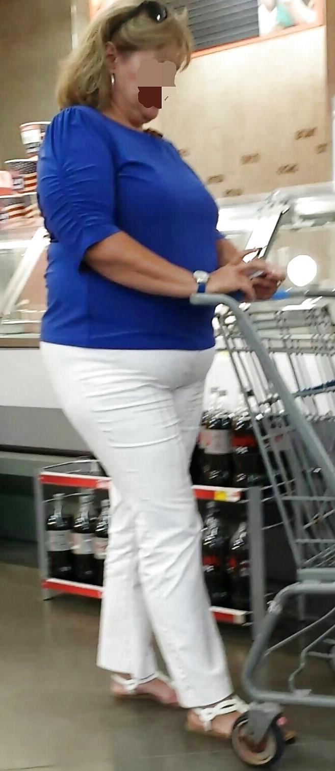 23P Public shopping candid teen and mature leg, ass and tits
