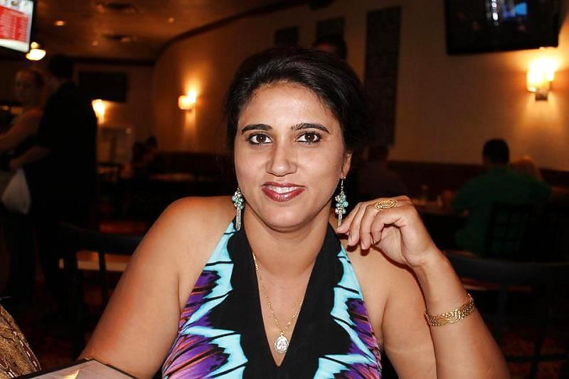 20P Sexy Desi Mature Housewife - Gitu