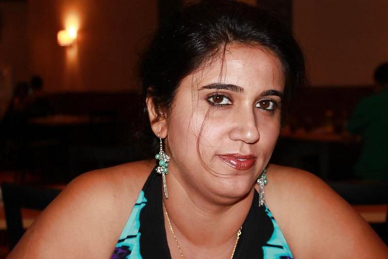 20P Sexy Desi Mature Housewife - Gitu