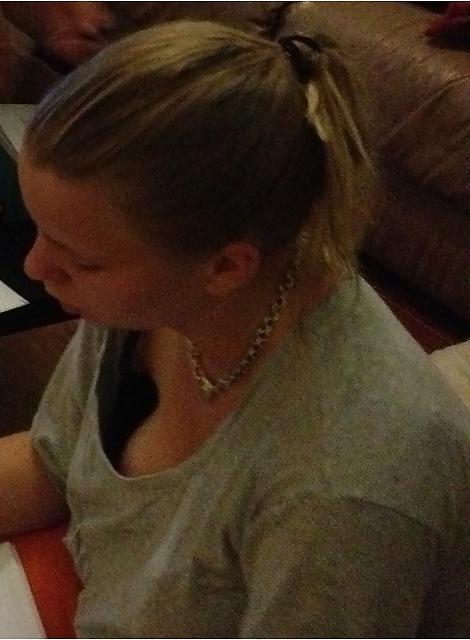 24P Hot girls downblouse pics