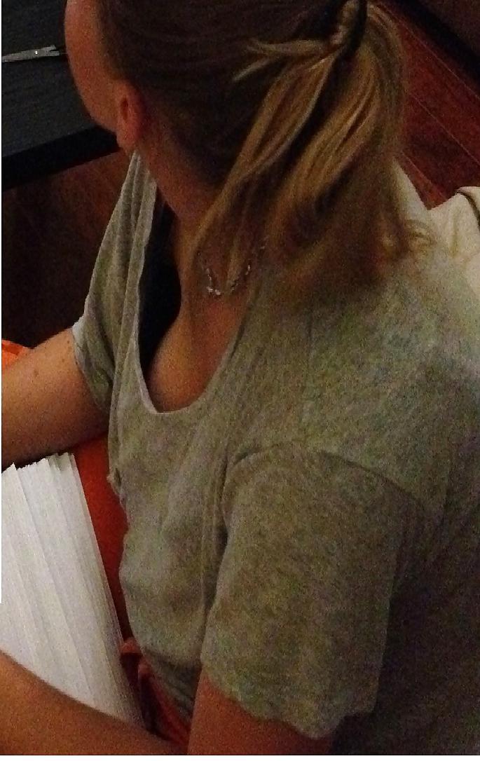 24P Hot girls downblouse pics