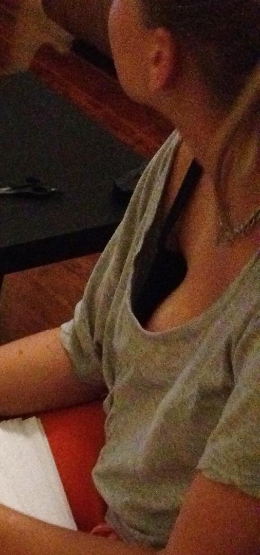 24P Hot girls downblouse pics