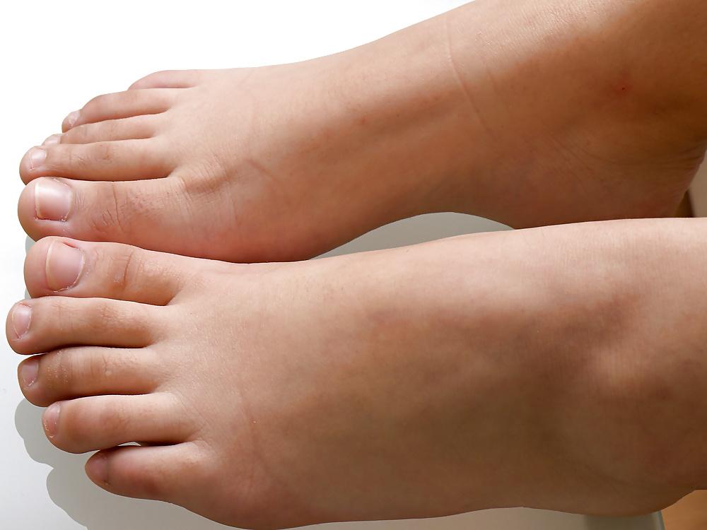 25P FOOT FETISH - GINI I