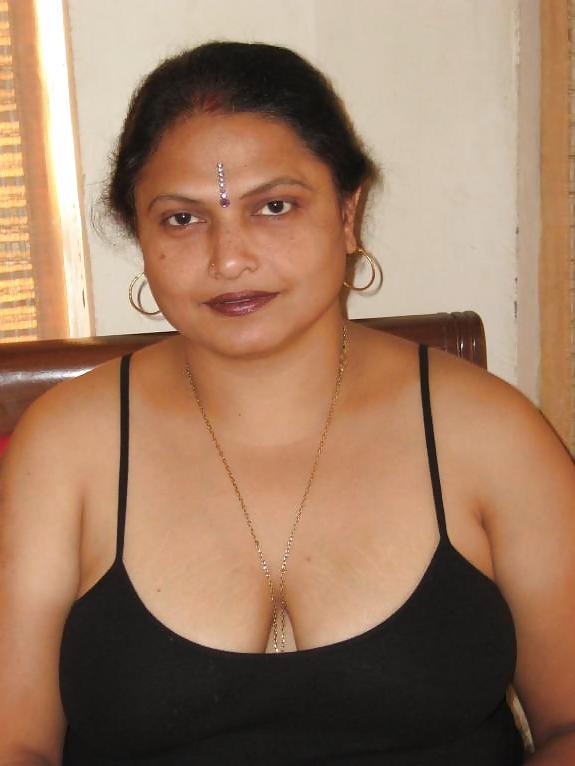 24P Desi Aunty Photo Album