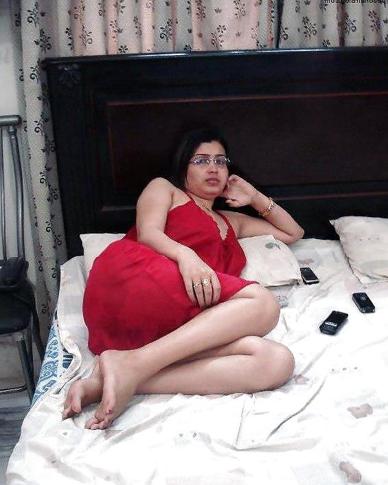 24P Desi Aunty Photo Album