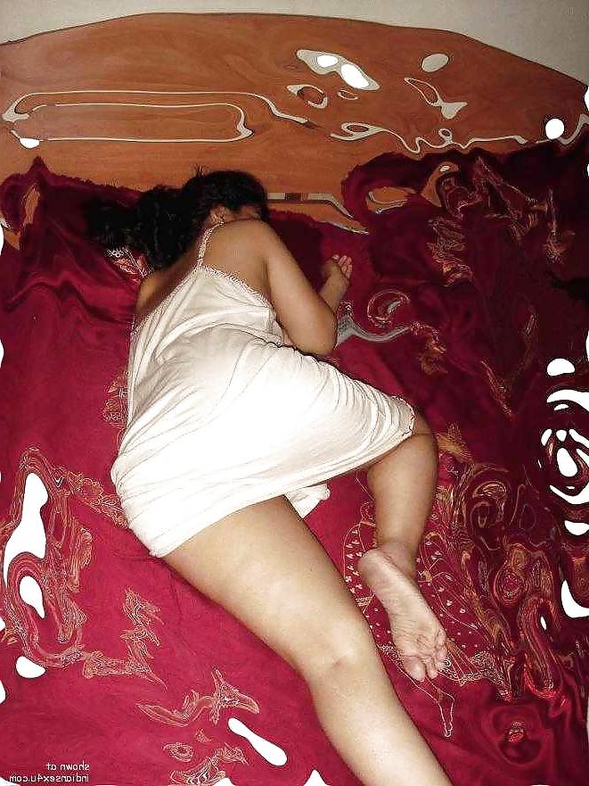 24P Desi Aunty Photo Album