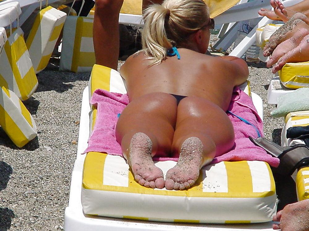25P Romanian - girsl on beach (constanta-mamaia)