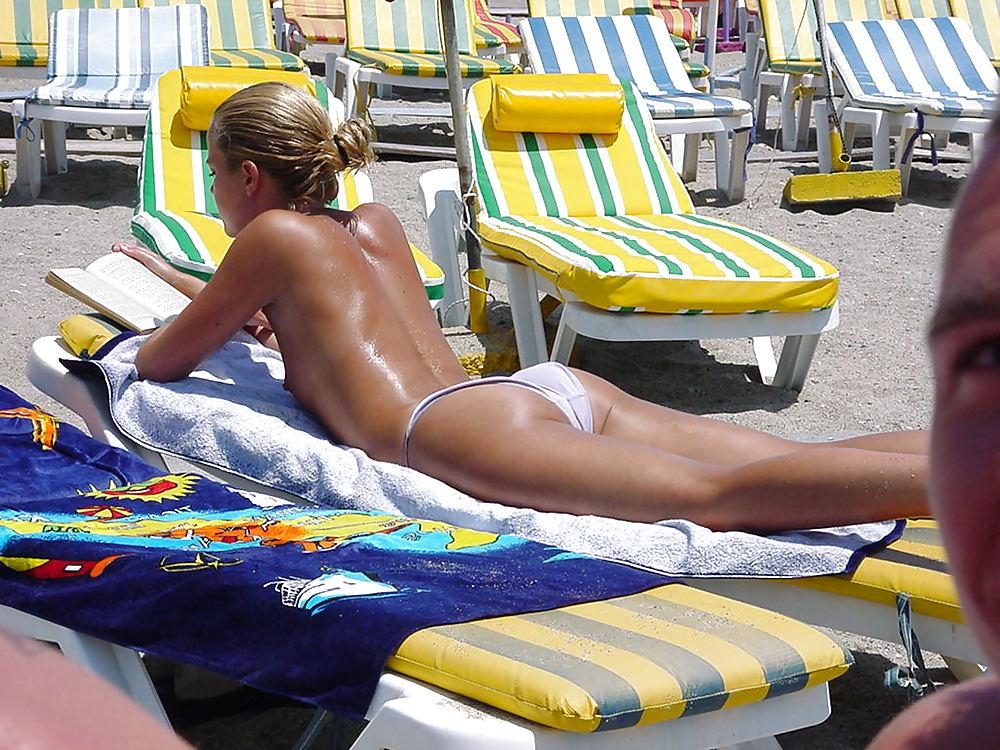 25P Romanian - girsl on beach (constanta-mamaia)