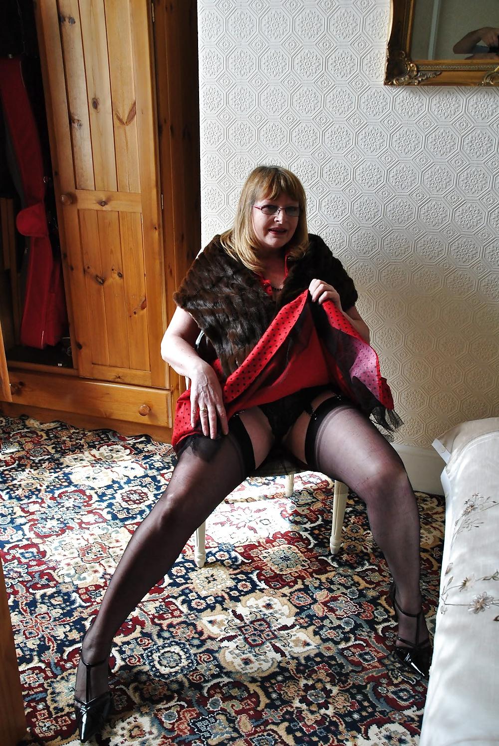8P Kneel and lick me