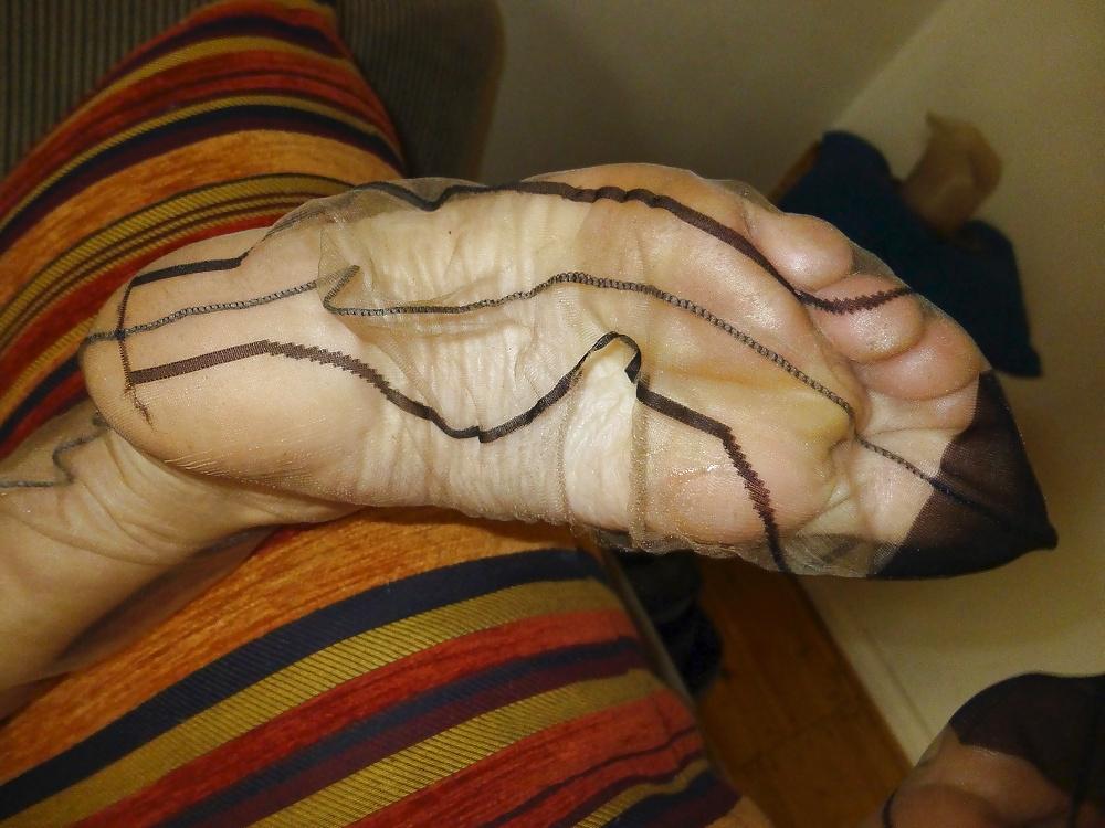 25P Footjob in tan ff outline nylons
