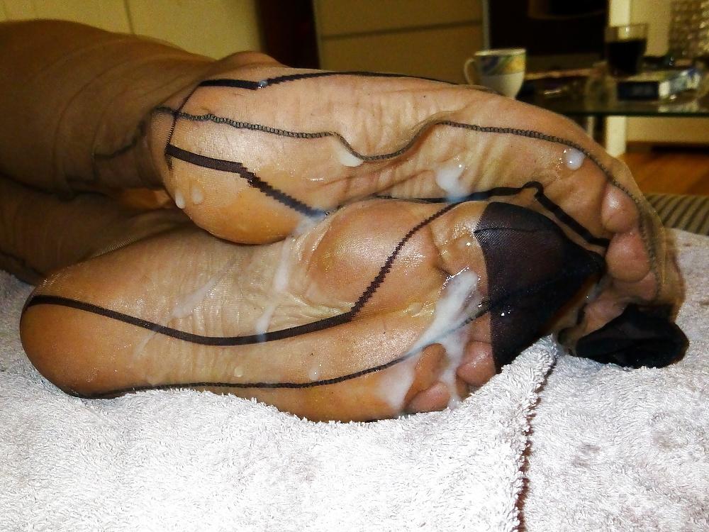 25P Footjob in tan ff outline nylons