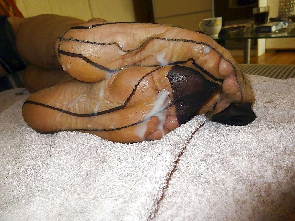 25P Footjob in tan ff outline nylons