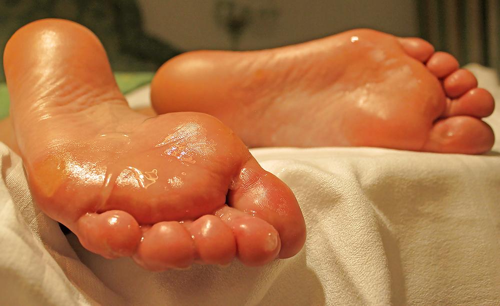 13P Just shot a load on her feet soles.