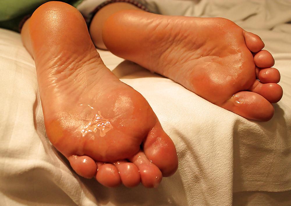 13P Just shot a load on her feet soles.
