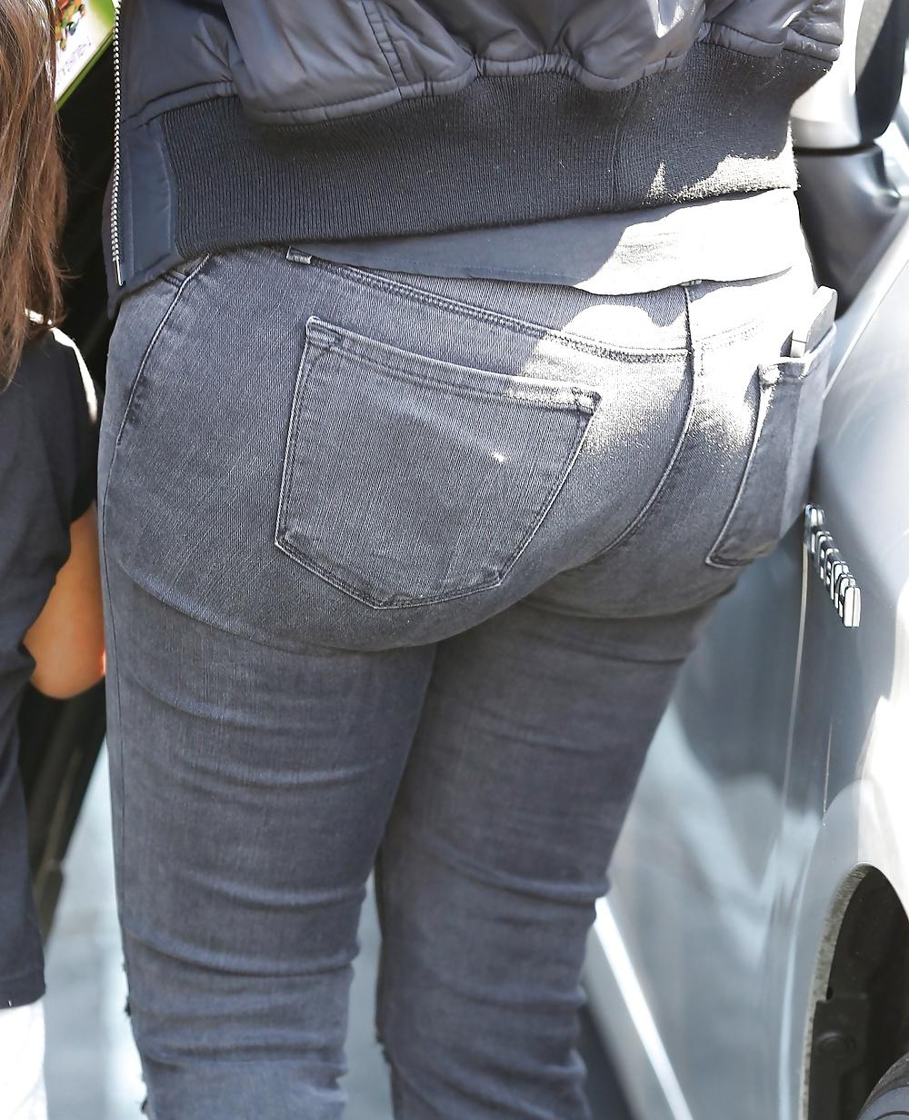 14P Kim K. Downblouse and arse shots