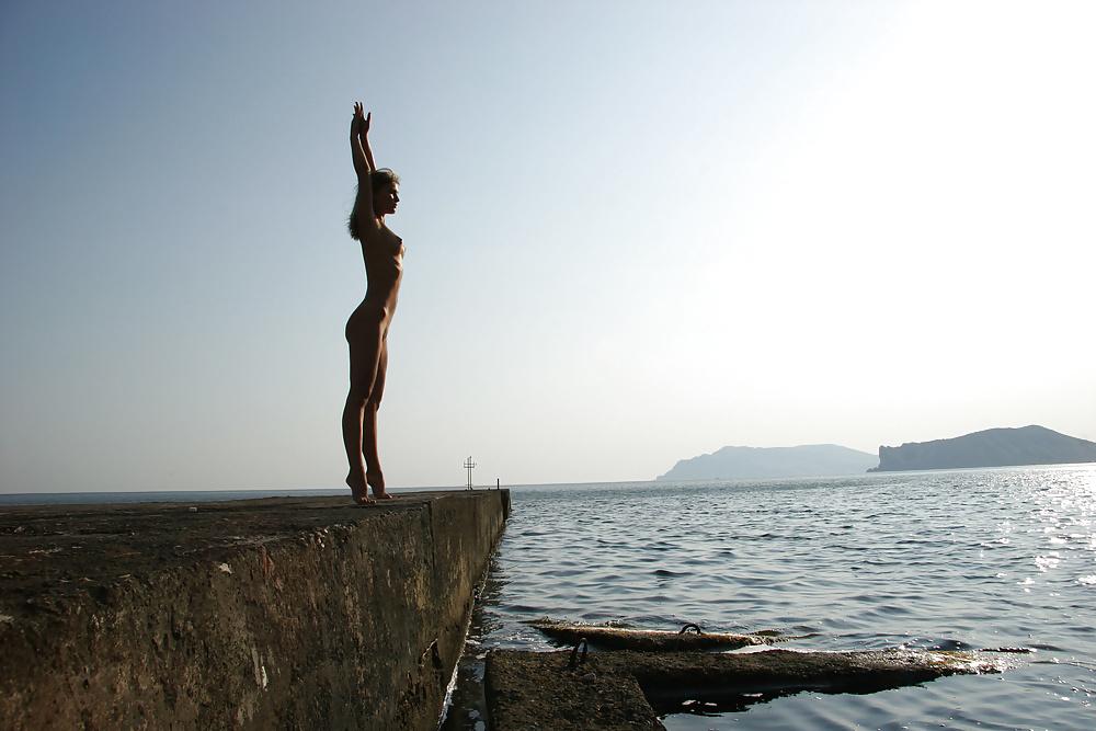 7P Flexible nudist at the pier.