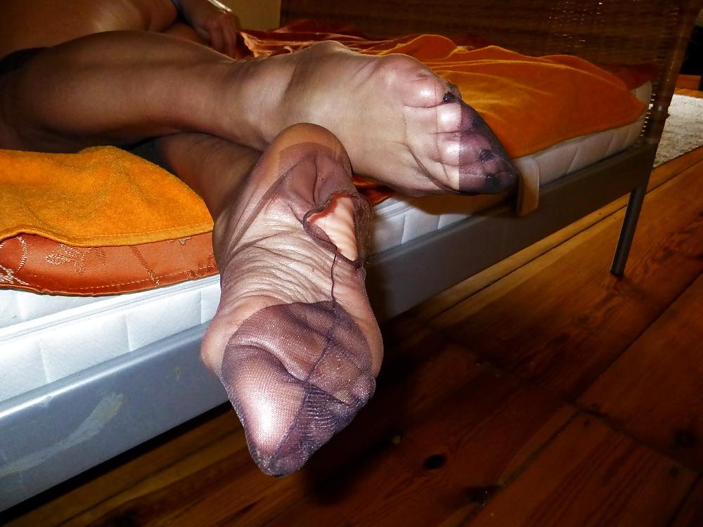 25P Nyloned Footjob in Vintage RHT