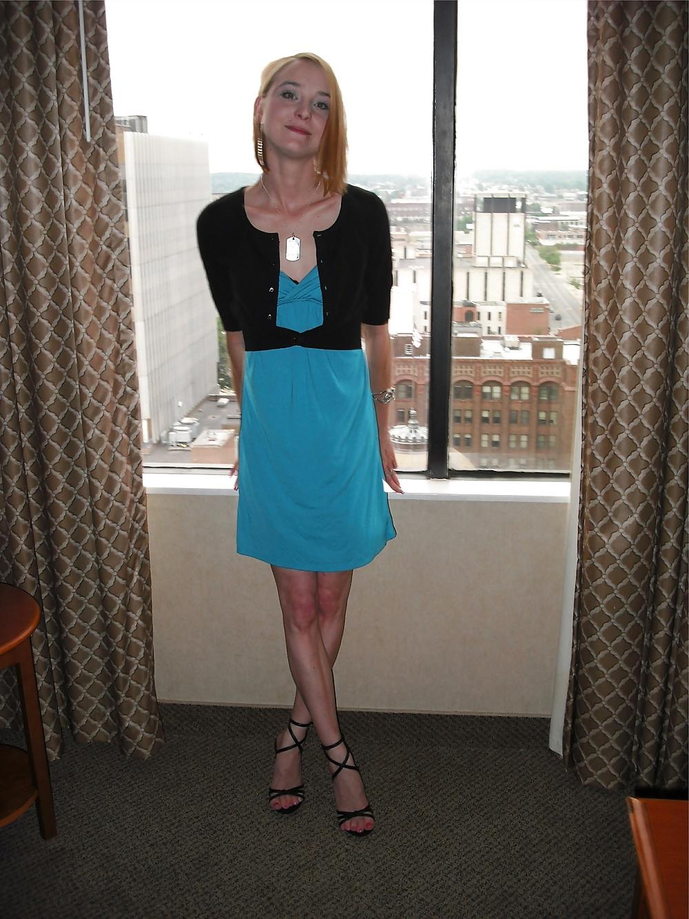 25P Skinny Hooker flashes in a hotel window