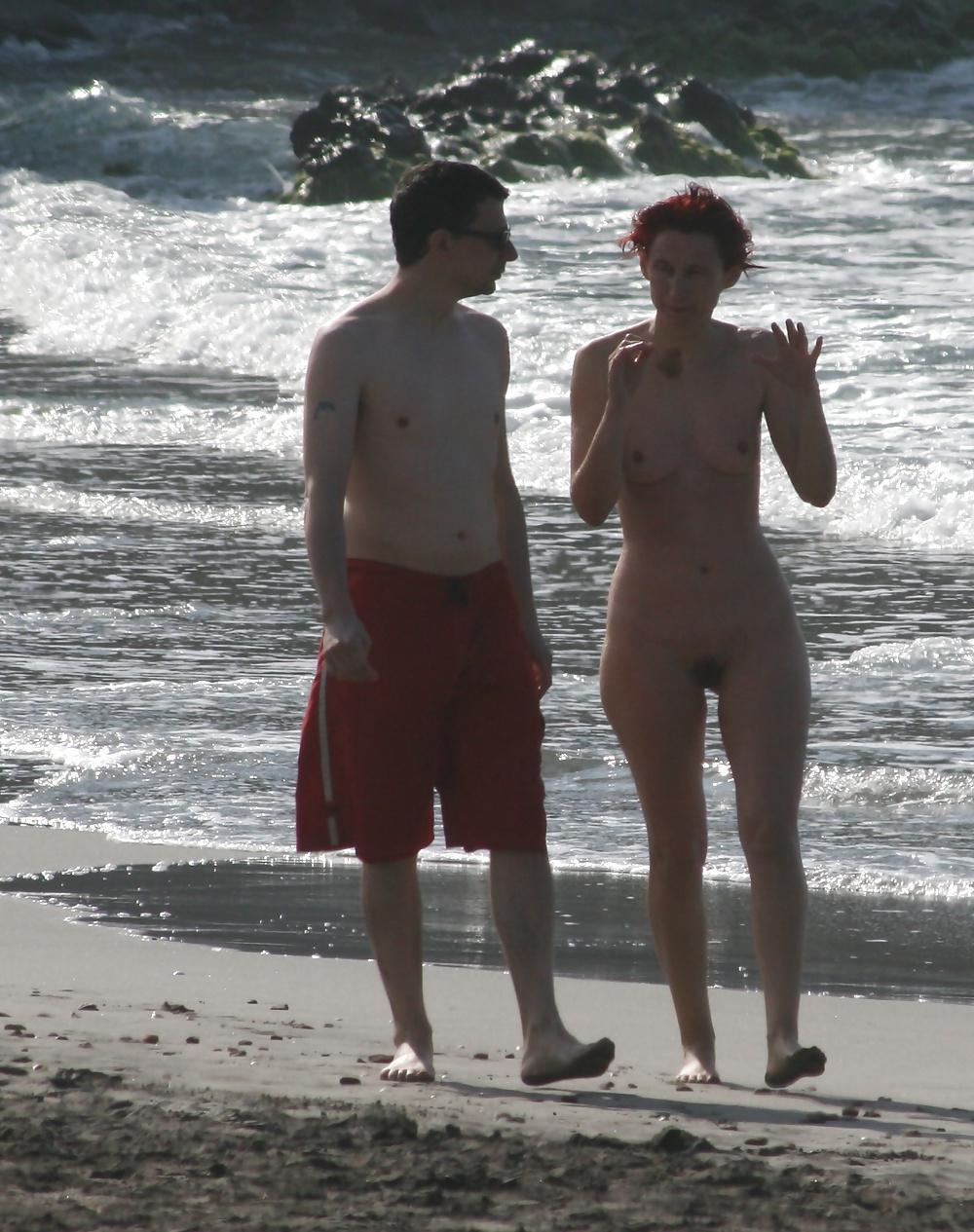 19P Nackt am Strand vorgefuehrt...CMNF
