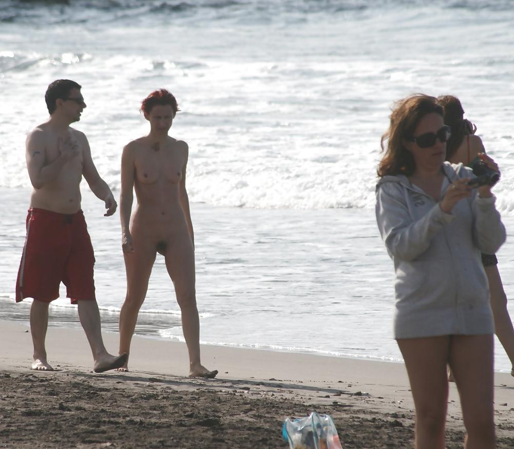 19P Nackt am Strand vorgefuehrt...CMNF