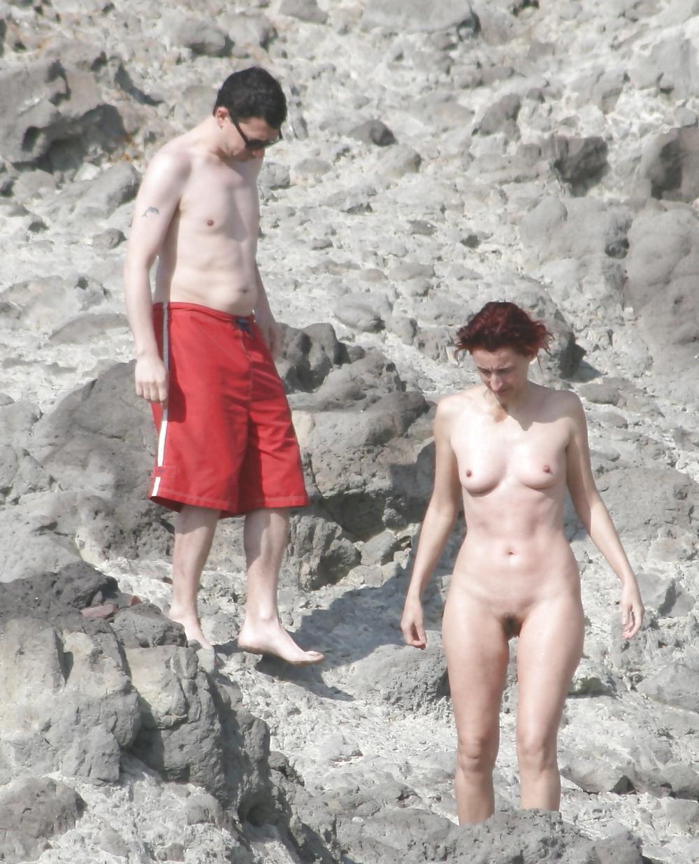 19P Nackt am Strand vorgefuehrt...CMNF