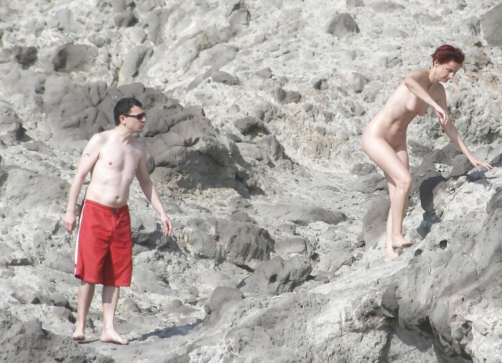 19P Nackt am Strand vorgefuehrt...CMNF