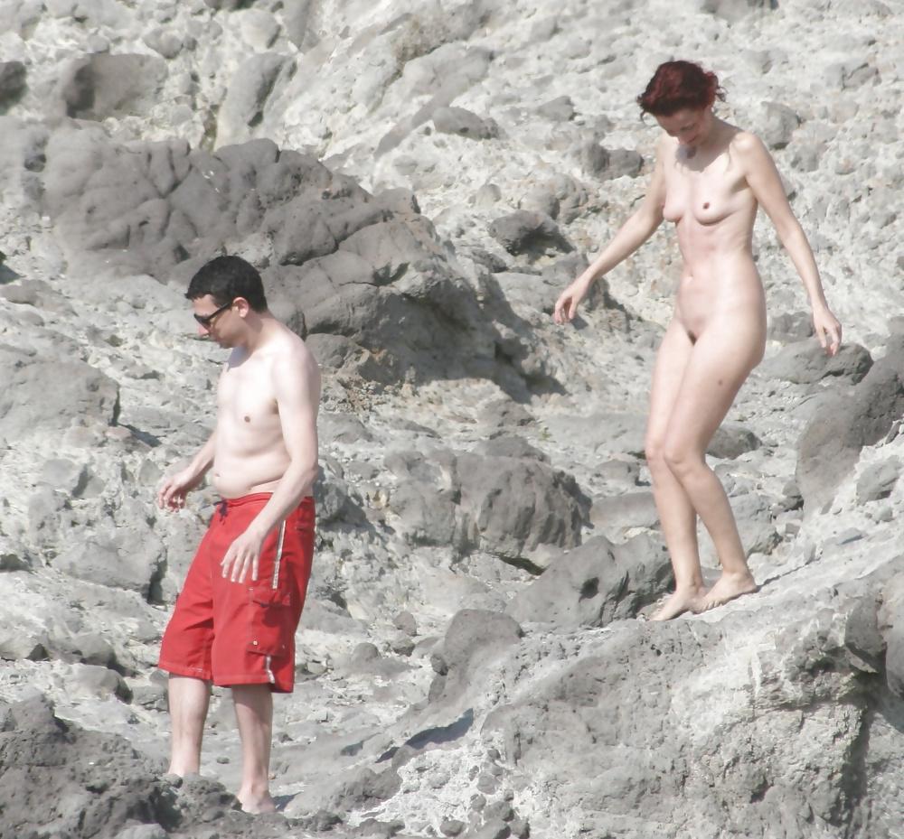 19P Nackt am Strand vorgefuehrt...CMNF
