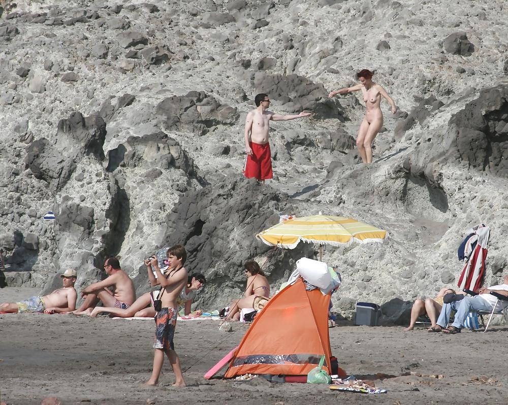 19P Nackt am Strand vorgefuehrt...CMNF