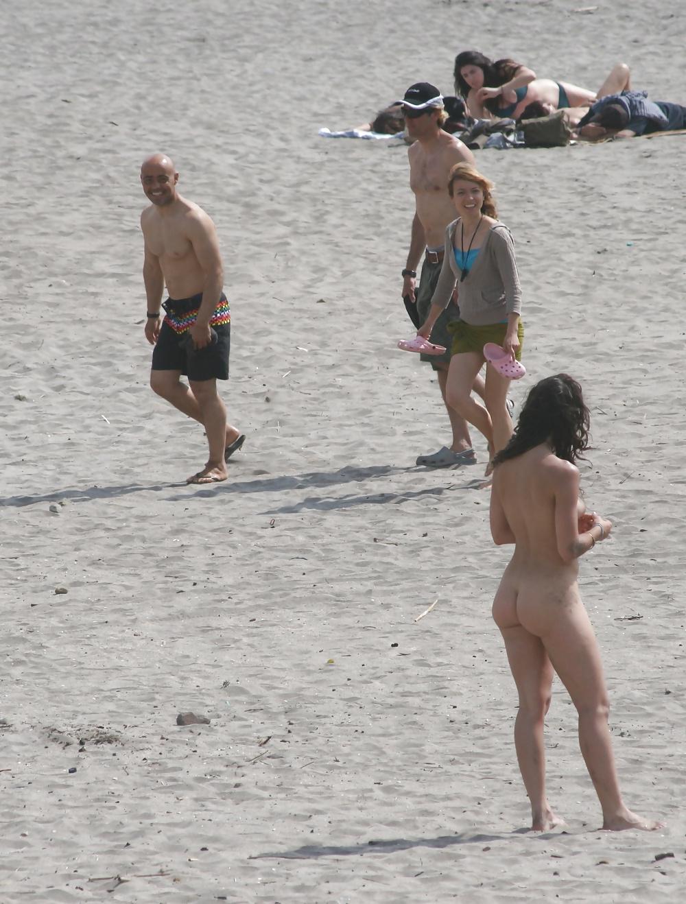 19P Nackt am Strand vorgefuehrt...CMNF