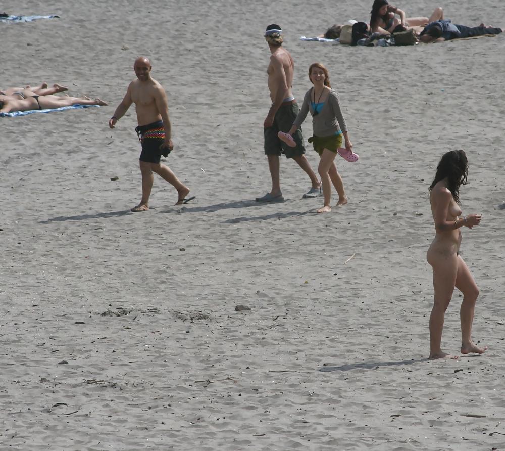 19P Nackt am Strand vorgefuehrt...CMNF
